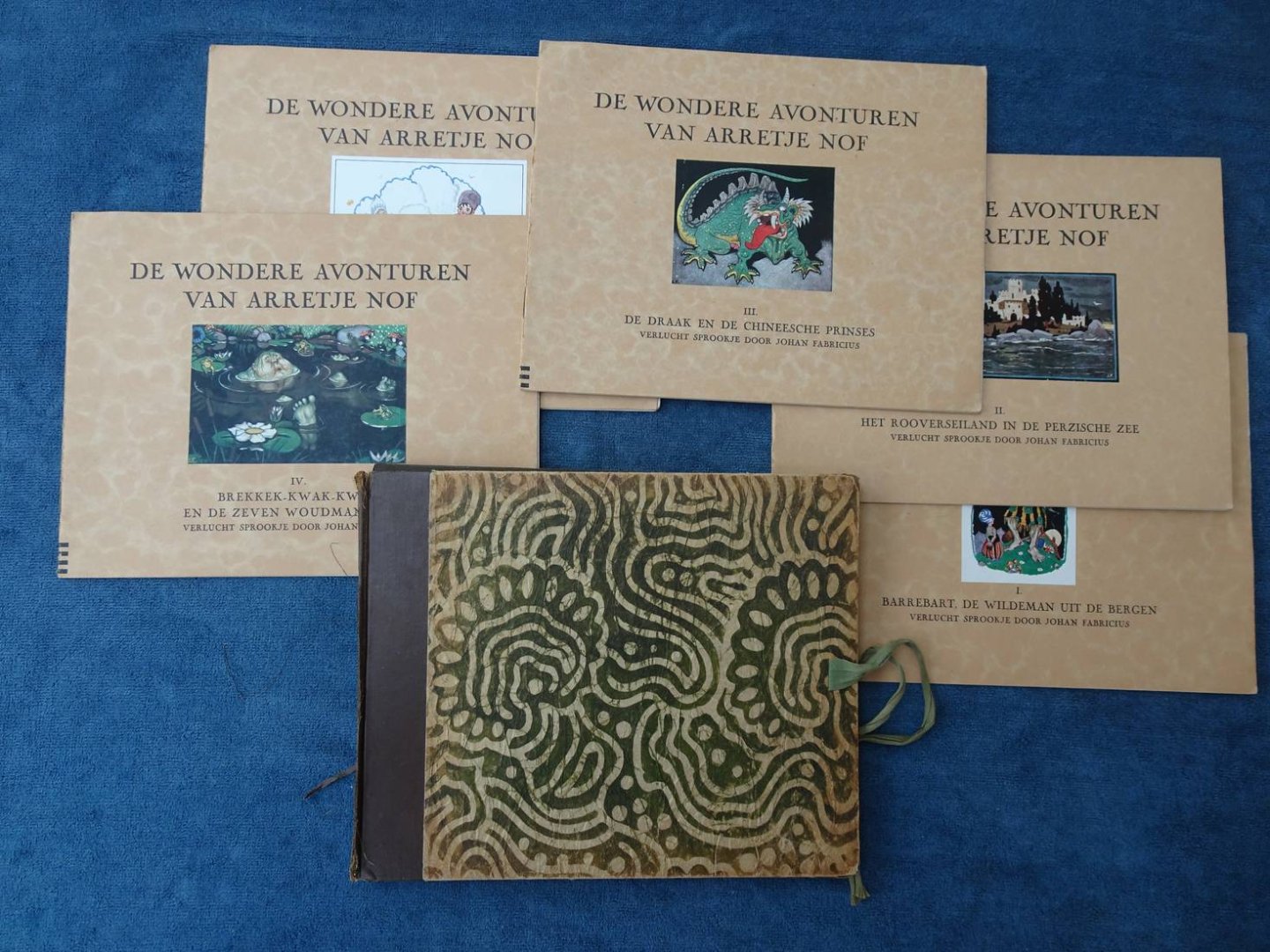 Fabricius, Johan. - De wondere avonturen van Arretje Nof. 5 Delen compleet. I- Barrebart, de wildeman uit de bergen, II- Het rooverseiland in de Perzische zee,  III- De draak en de Chineesche prinses, IV- Brekkek- kwak-kwak en de zeven woudmannetjes, V- De vrooli...