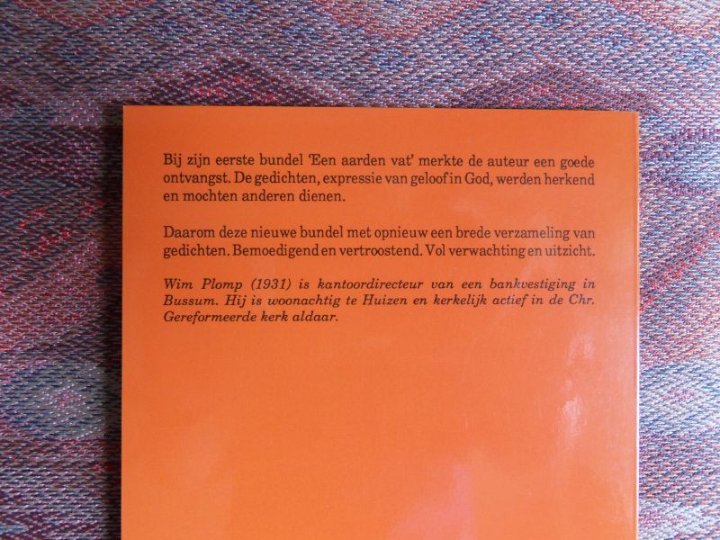 Plomp, Wim. [GESIGNEERD door de auteur]. - Tussen Licht en Donker. - Gedichten.