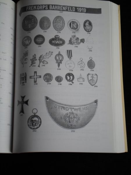 Veilingcatalogus 13 - Orden, Ehrenzeichen, Blankwaffen, Historische Antiquitaten