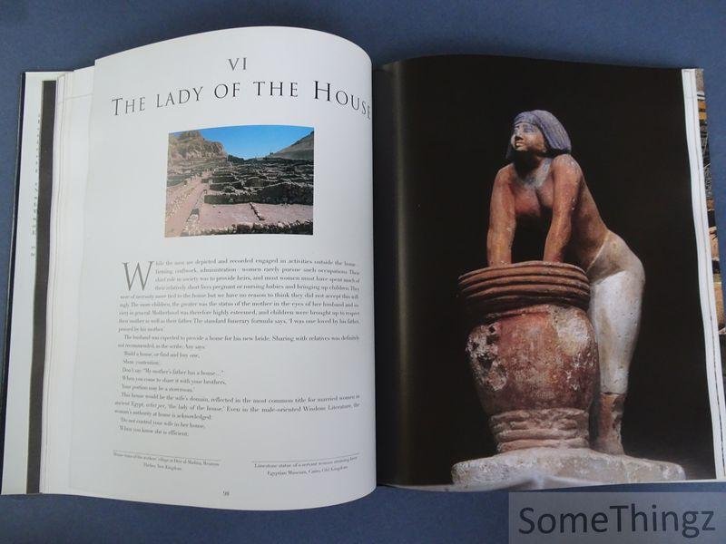 Zahi Hawass. - Silent Images: Women in Pharaonic Egypt.