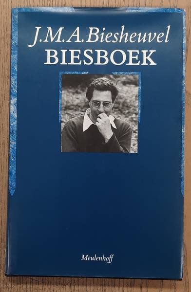 BIESHEUVEL, J.M.A. - Biesboek. Foto's, documenten en tekeningen becommentarieerd door J.M.A. Biesheuvel. Samengesteld door Eva Biesheuvel-Gutlich en Tilly Hermans met bijdragen van Hanneke 't Hart, Maarten 't Hart, Anton Korteweg en Karel van het Reve.