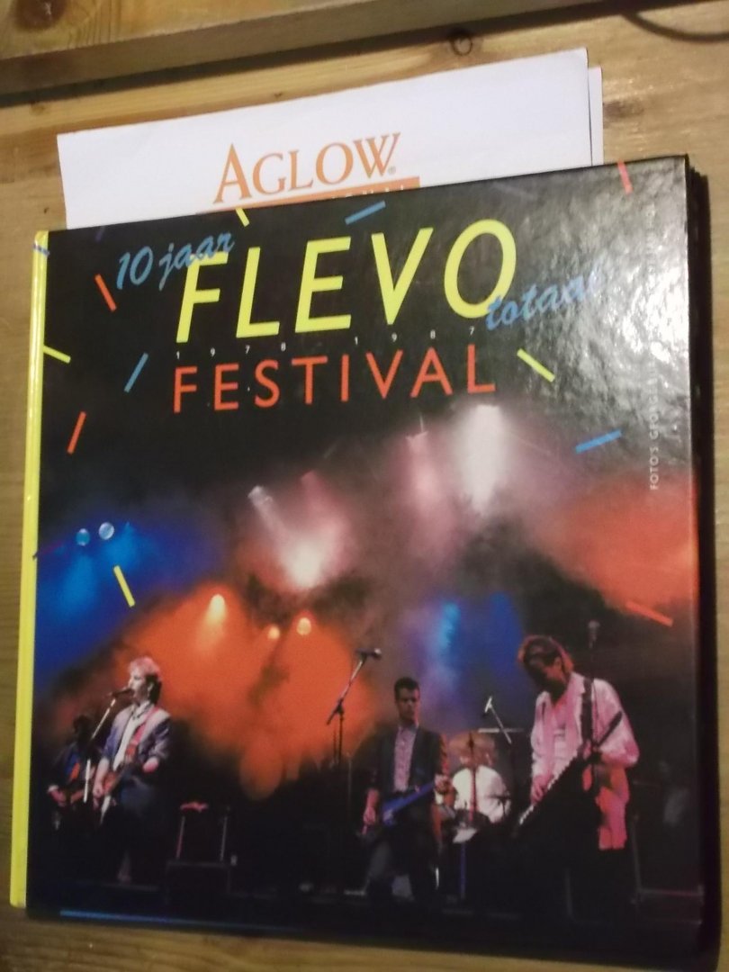 Hol, Jan (tekst), Burggraaf George (foto's) - 10 jaar Flevo festival-totaal, fotoboek