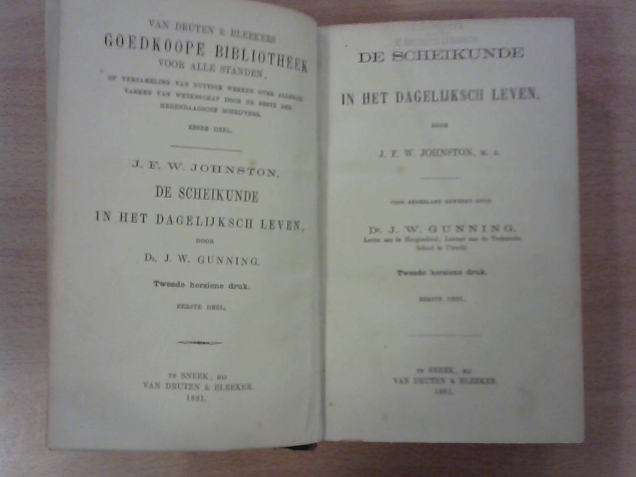 Johnston J.F.W. voor Nederland bewerkt door Gunning Dr, J.W. - De Scheikunde in het dagelijksch leven. Tweede herziene druk / 3 volumes in 1 band