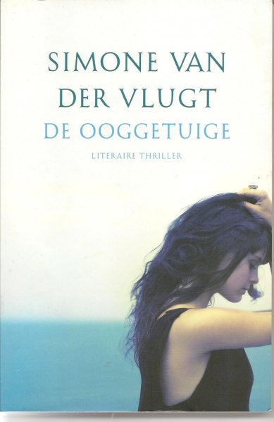 Vlugt (Pseudoniem van Simone Watertor, 15 december 1966 in Hoorn), Simone van der - De ooggetuige - Manon Jonker, een slechtziende jonge vrouw, is getuige van een overval bij een juwelier. De daders laten haar met rust omdat ze denken dat ze blind is. Als op het nieuws wordt gemeld dat Manon alleen slechtziend is, slaat de angst toe