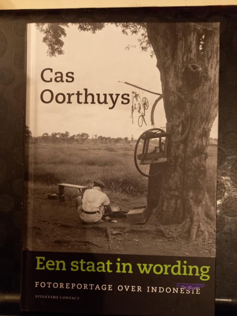 Oorthuys, Cas en Court, Albert de la - Een Staat in wording. Fotoreportage over het Indonesië van 1947. Voorwoord door Jan Blokker
