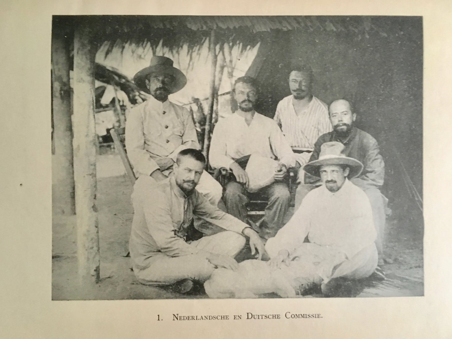 Luymes, J.,  F.J.P. Sachse en A.F.H. Dalhuisen - Uittreksel uit het Verslag der Commissie ter voorbereiding van de aanwijzing eener natuurlijke grens tusschen het Nederlandsche en het Duitsche gebied op Nieuw-Guinea. Ingesteld bij besluit van den gouverneur-generaal dd. 11 Maart 1910 no. 8