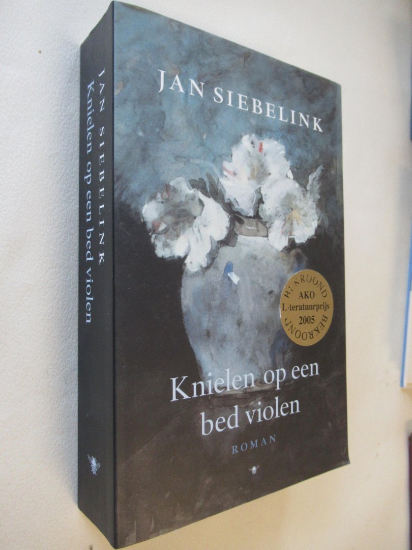 Siebelink, Jan - Knielen op een bed violen