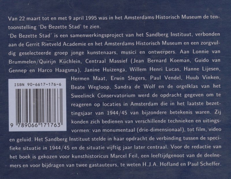 Feil, Marcel (Redactie) ,H.J.A.Hofland; Paul Scheffer (Tekstbijdragen) - De bezette stad. Jonge kunstenaars en ontwerpers reageren op het laatste bezettingsjaar 1944/45 in Amsterdam.