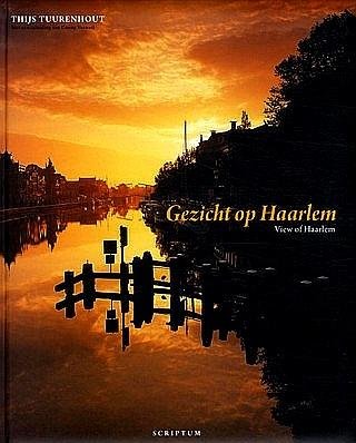 Tuurenhout , Thijs . & Conny Verweij . & K. Tomeï . [ ISBN 9789055946365 ] 5219  ( Tweetalige uitgave English en Nederlands. ) - Gezicht op Haarlem = View of Haarlem . ( Haarlem. De stad van de eerste krant. De stad van het oudste museum. De stad van de oudste voetbalclub. De stad van de eerste spoorlijn. De stad van de schilder Frans Hals, de schrijver Nicolaas Beets, -
