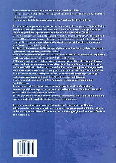Houten , Douwe van . [ isbn 9789058980694 ] 3617 - De Gevarieerde Samenleving . ( Over gelijkwaardigheid en diversiteit . ) De gevarieerde samenleving is een visionair en verfrissend boek. · Het is onvervalst utopistisch (een denktrant die door het postmodernisme geheel uit de mode was geraakt).