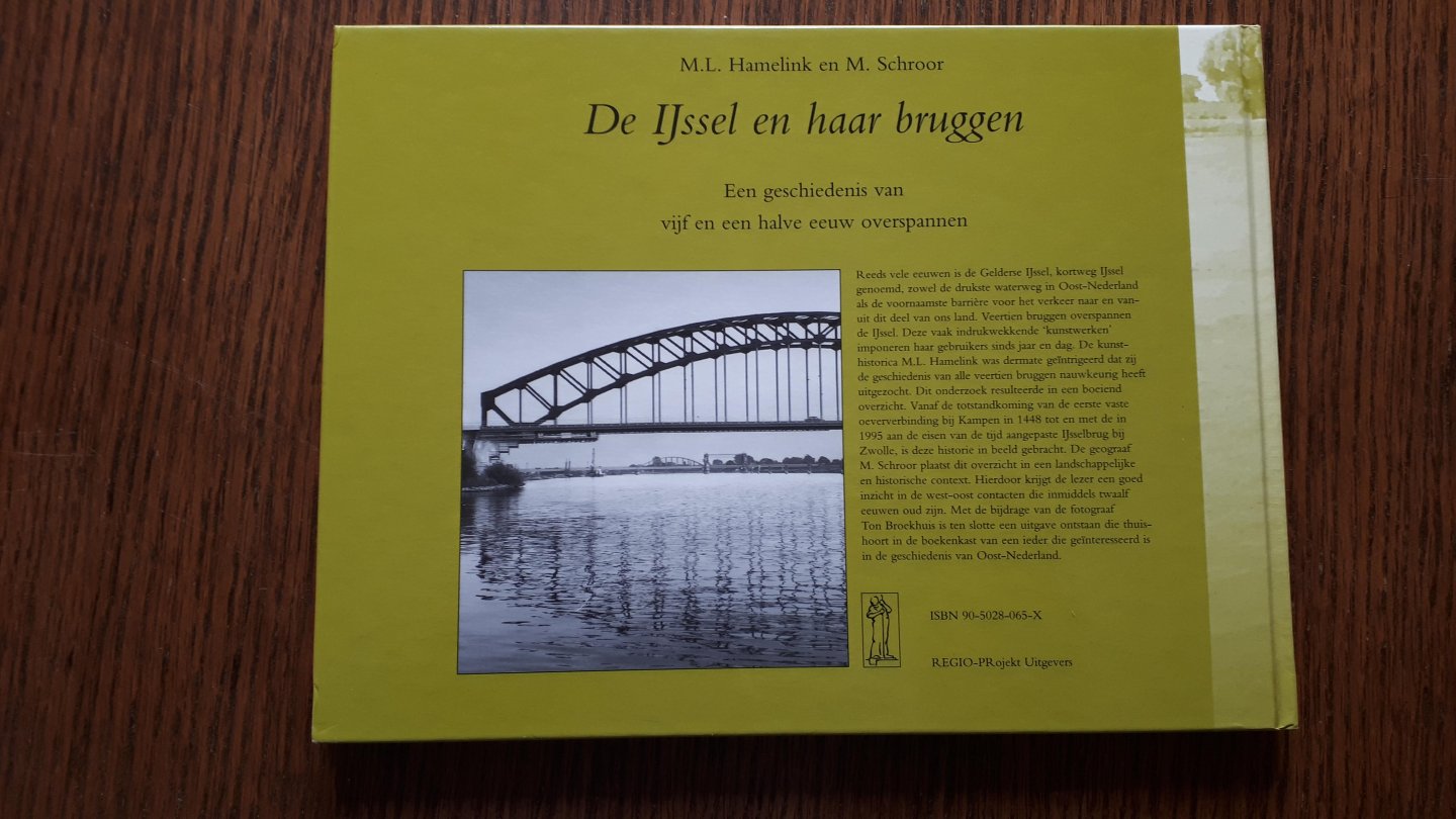 Hamelink, M.L./Schoor, M. - De IJssel en haar bruggen. Een geschiedenis van vijf en een halve eeuw overspannen