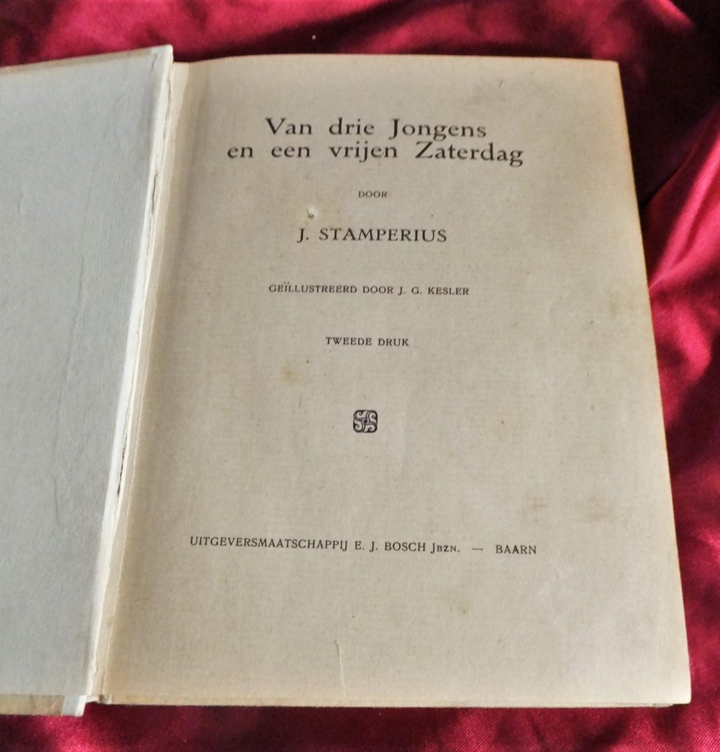 Stamperius, J. - VAN DRIE JONGENS EN EEN VRIJEN ZATERDAG.  (Stamperius bibliotheek)