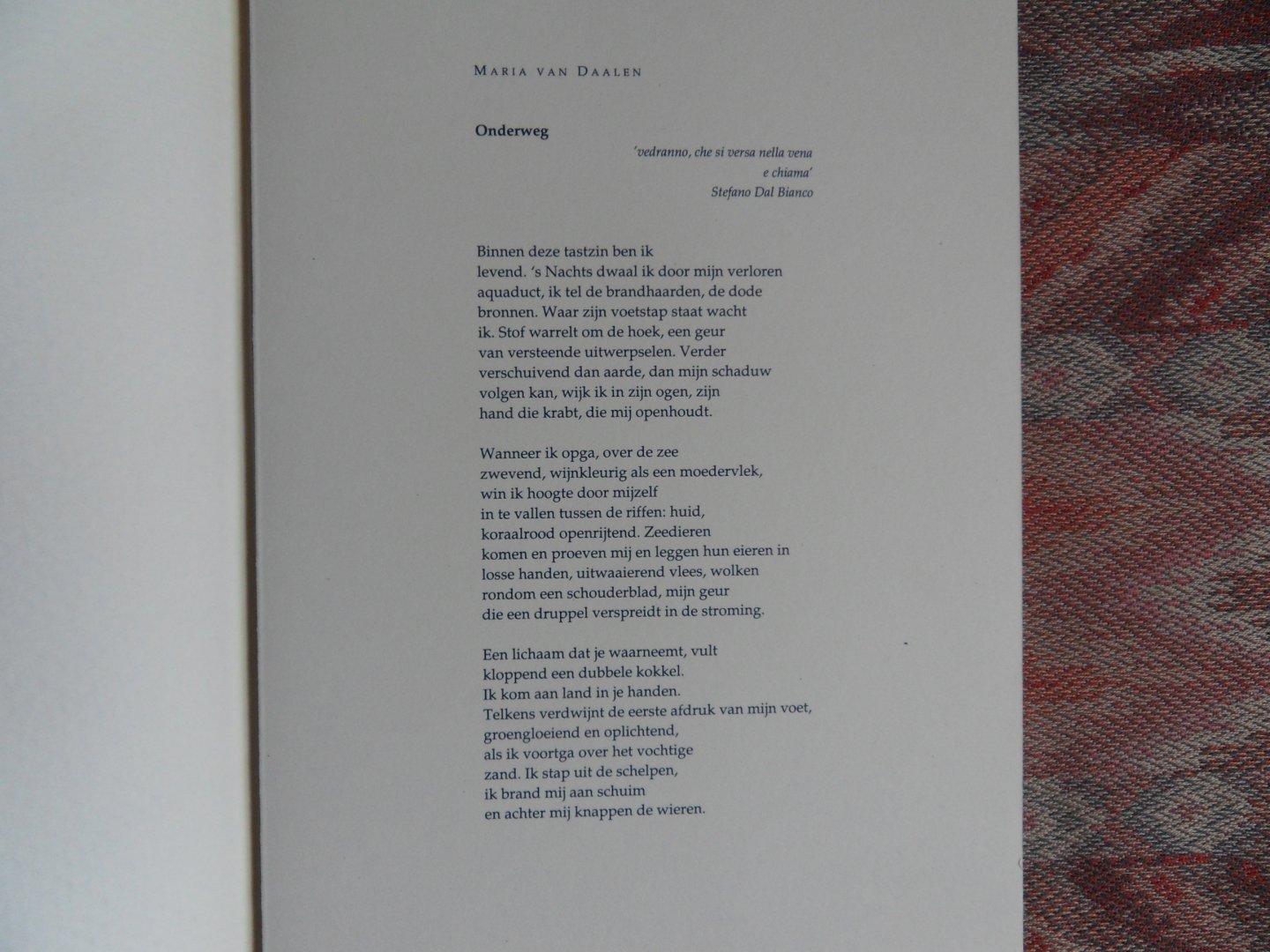 Daalen, Maria van. [ GESIGNEERD door de dichteres ]. - Onderweg. [ Beperkte oplage van 250 ex. ].