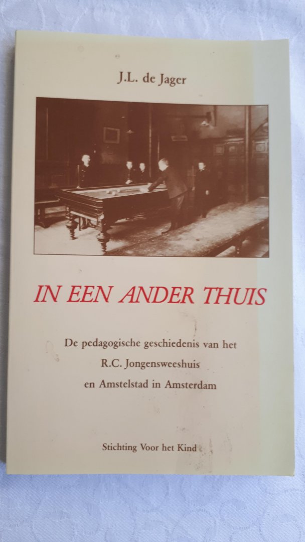 JAGER, J. L. de - In een ander thuis. De pedagogische geschiedenis van het R. C. Jongensweeshuis en Amstelstad in Amsterdam