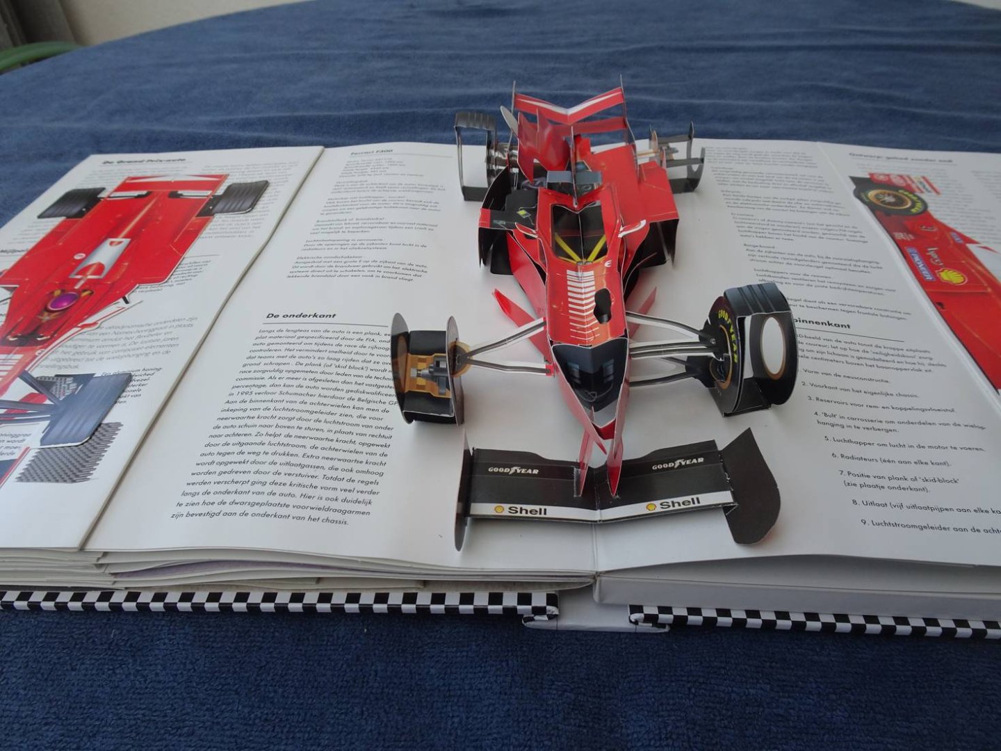 Meer, Ron van der & Adam Cooper. - Het Formule I Pakket. Het meest complete, interactieve 3D Formule I-boek ooit gemaakt!