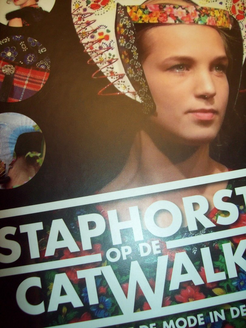 Gerard van Oosten, Frank de Wit e.a. - "Staphorst Op De Catwalk"  Klederdracht uit de mode in de mode.