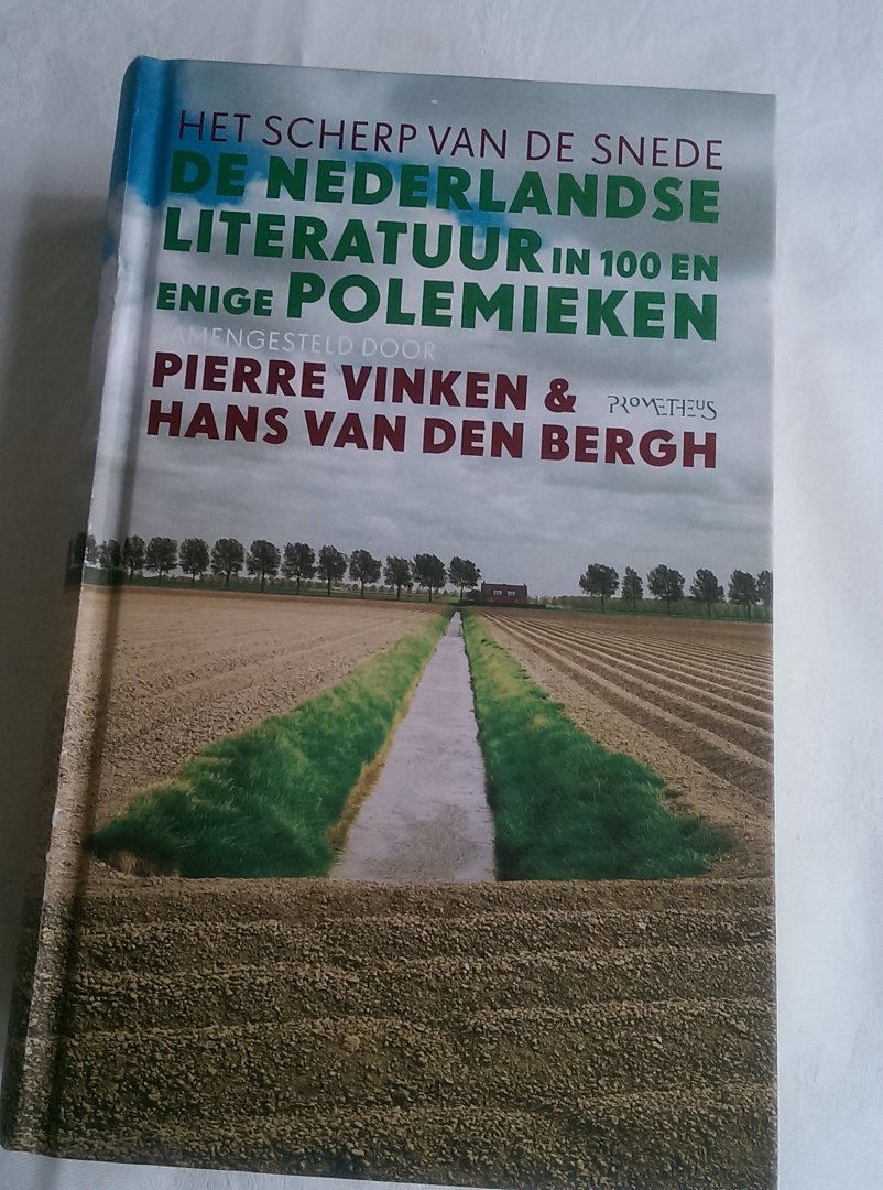 Vinken, Pierre & Bergh, Hans van den (samenstelling) - Het scherp van de snede / de Nederlandse literatuur in meer dan 100 polemieken