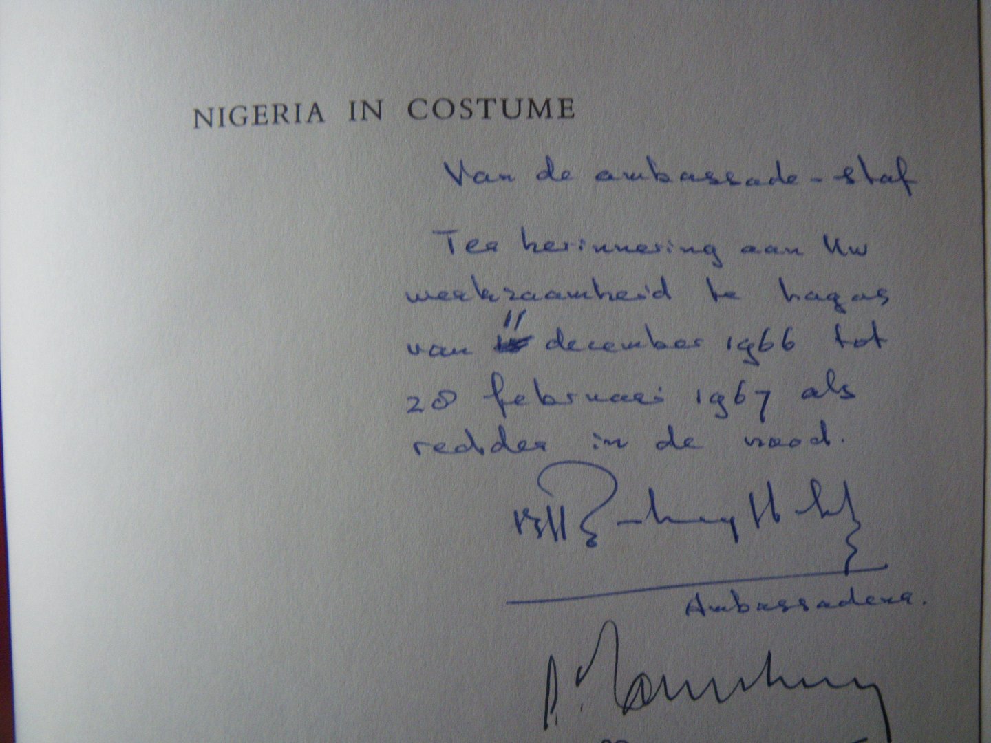 Will Carter. - Nigeria in Costume. met handtekeningen ambassade personeel 1967 Lagos Nigeria