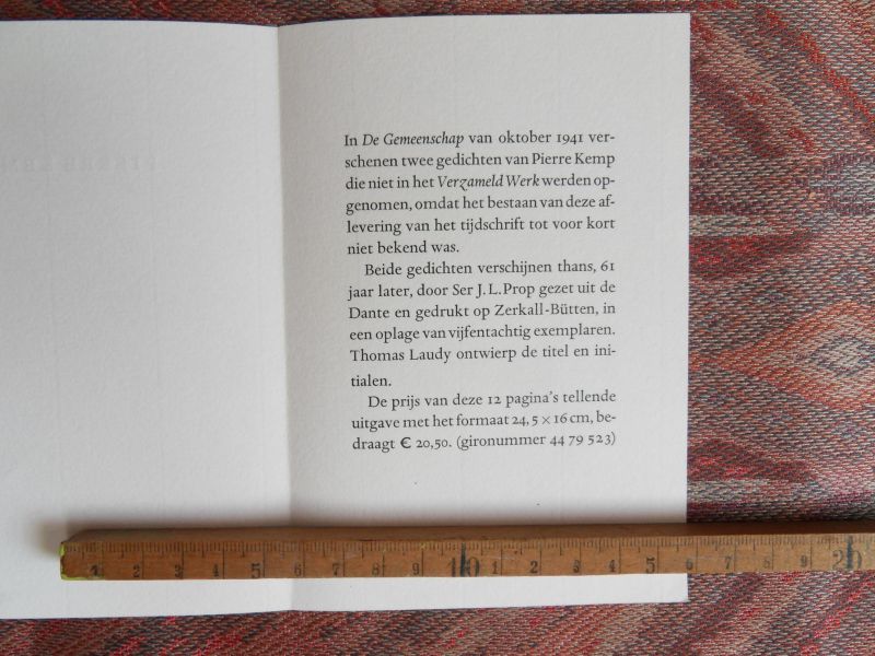 Kemp, Pierre. [met een handgeschreven en gesigneerde opdracht van de drukker]. - Twee gedichten. [ Genummerd ex. 11 / 85 ].