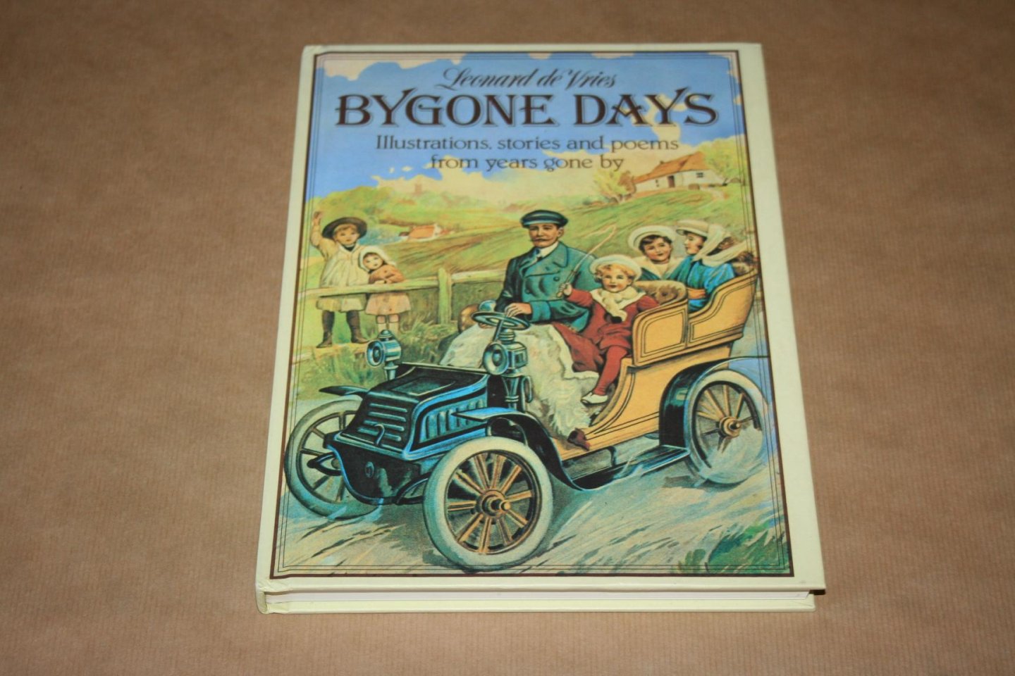 Leonard de Vries - Bygone days -- Illustrations, stories and poems from years gone by