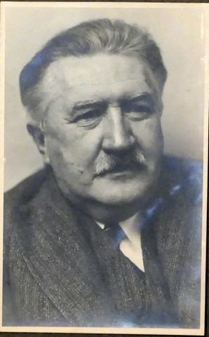 Suk, Josef: - [Fotopostkarte, Brustbild en face]