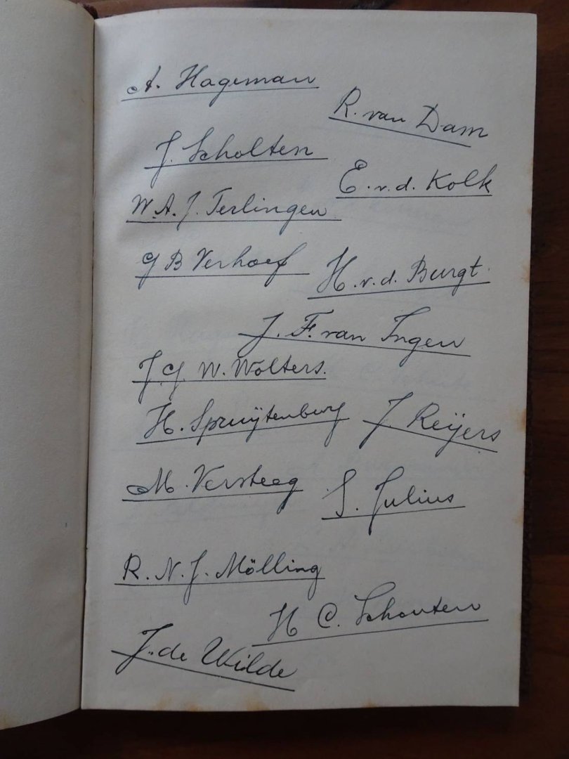 (Nederlandsche Spoorwegen). - Aangeboden door het Tractiepersoneel aan den heer J.J. van den Berg, Inspecteur 1e klasse te Utrecht, als blijk van waardering ter gelegenheid van zijn afscheid van de Nederlandsche Spoorwegen, Utrecht, 1 Aug. 1948.