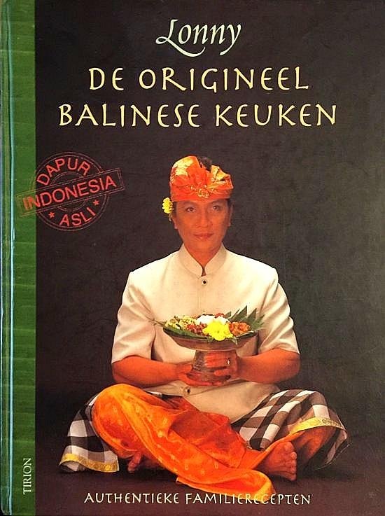 Gerungan , Lonny . [ isbn 9789051217568 ]  4219 ( Gesigneerd met een opdracht voor Evelien . Met foto . ) - De Origineel Balinese Keuken . ( Authentieke familierecepten . ) In dit bijzondere kook- en kijkboek van chef-kok Lonny Gerungan wordt voor het eerst de authentieke keuken van het Indonesische godeneiland Bali uitgebreid belicht. -