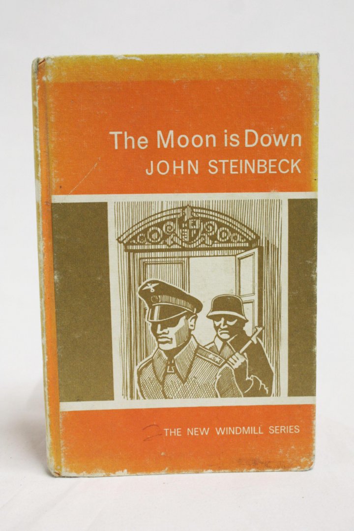 Steinbeck, John - Zeldzaam - The moon is down (2 foto's)