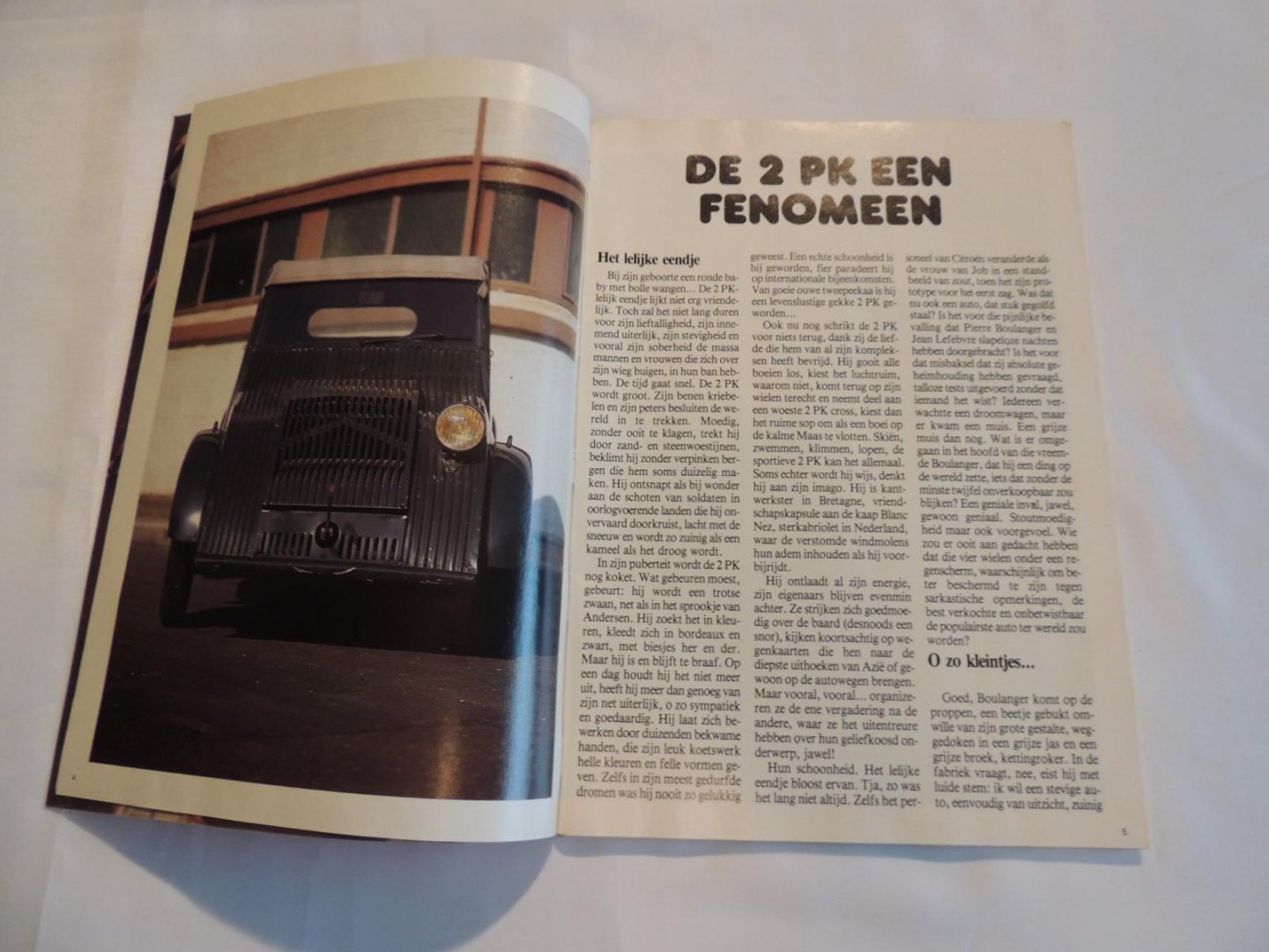 Ilous, Joelle (tekst) & Philippe Hayat (fotografie) - Die gekke bolides. De mooiste 2 PK's ter wereld - Speciaal nummer 1. Parijs: Agence Etapp, 1985 - CHROOM FLAMMEN - DE EEND 2CV.