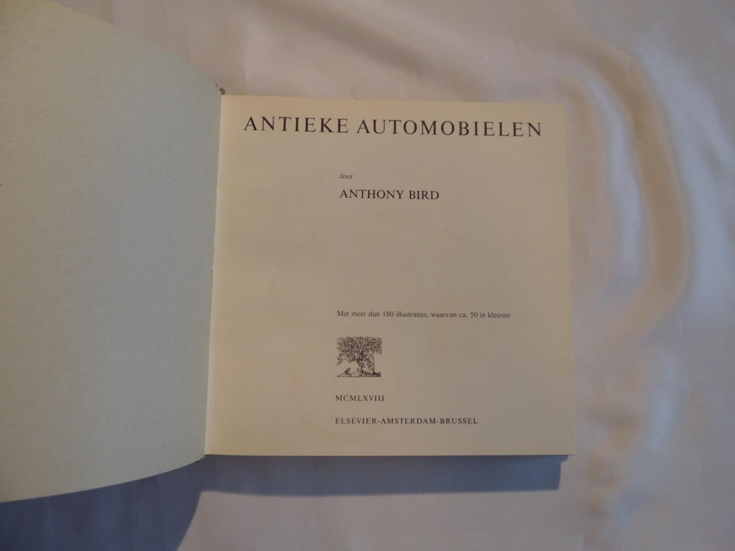 Bird, Anthony - Antieke automobielen - met meer dan 180 illustraties, waarvan ca. 50 in kleuren