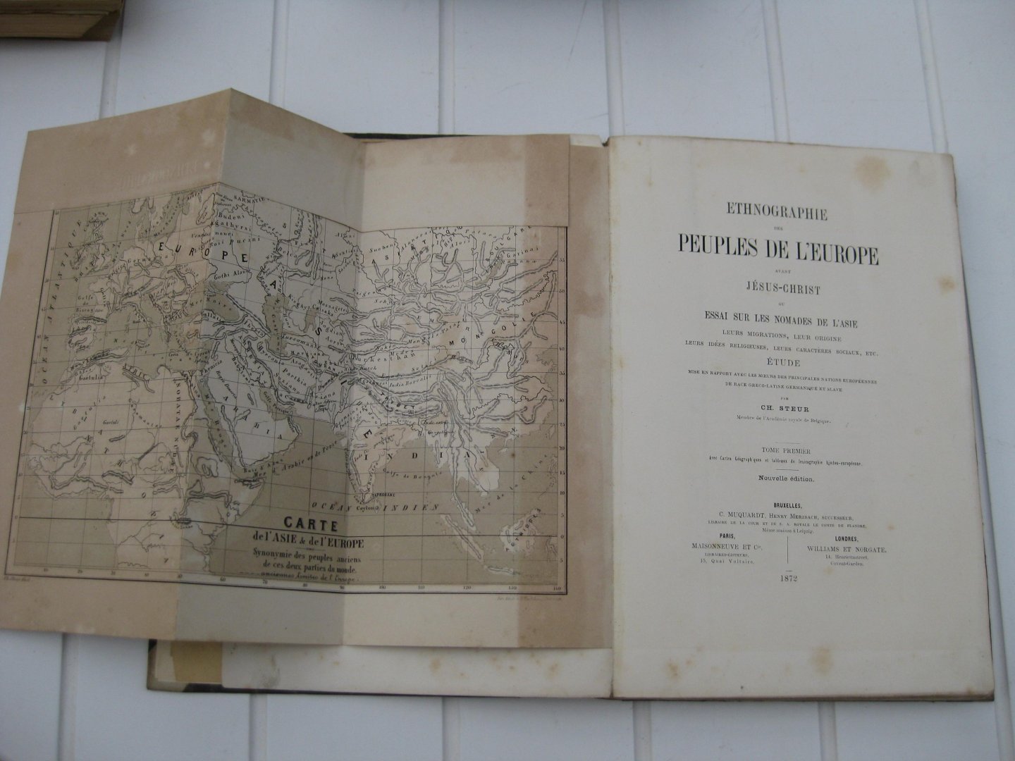 Steur, Ch. - Ethnographie des Peuples de l'Europe avant Jésus-Christ ou essai sur les nomades de l'Asie. Leurs migrations, leur origine, leurs idées religieuses, leurs caractères sociaux, etc. 2 tomes en 4 fascicules.