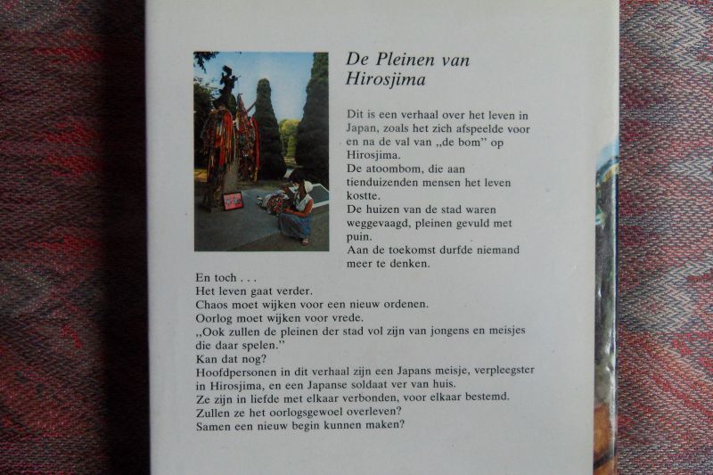 Blei-Strijbos, Corry. [ ! GESIGNEERD met opdracht ]. - De Pleinen van Hirosjima.