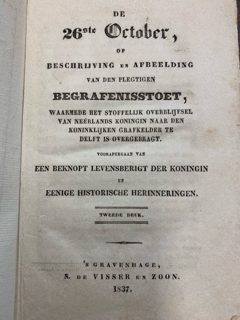  - De 26e October of beschrijving en afbeelding van den plegstigen begrafenisstoet, waarmede het stoffelijk overblijfsel van Neerlands Koningin naar den Koninklijken grafkelder te Delft is overgebragt. Voorafgegaan door een beknopt levensberigt d...