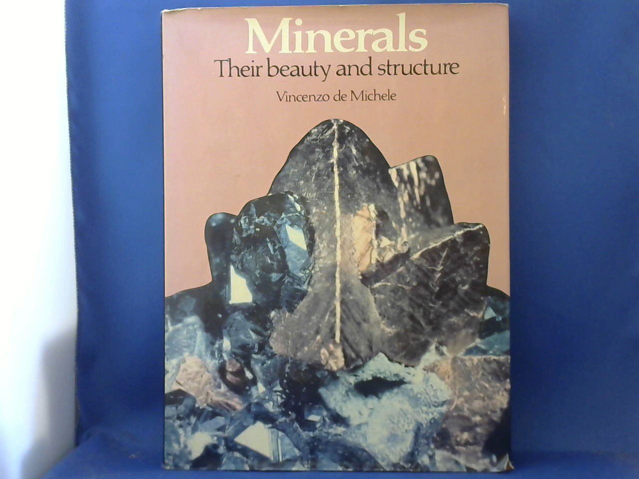 Vincenzo de Michele, curator departement of mineralogy Milan/ voorwoord Sir Frank Claringbull - Minerals, their beauty and structure (stofomslag) 1980