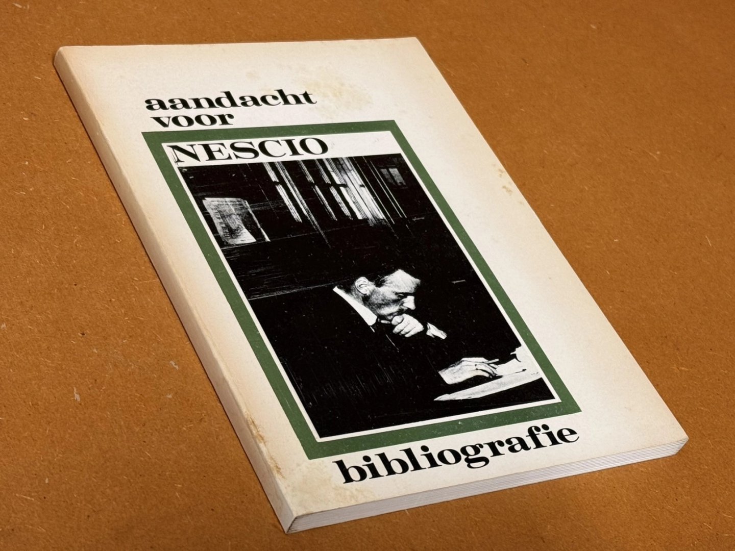 Bindels R. (e.a.) - Aandacht voor Nescio, een bibliografie van de reacties op het werk van de figuur van J.H.F. Grönloh. Met een bloemlezing uit die reacties en een toegift.