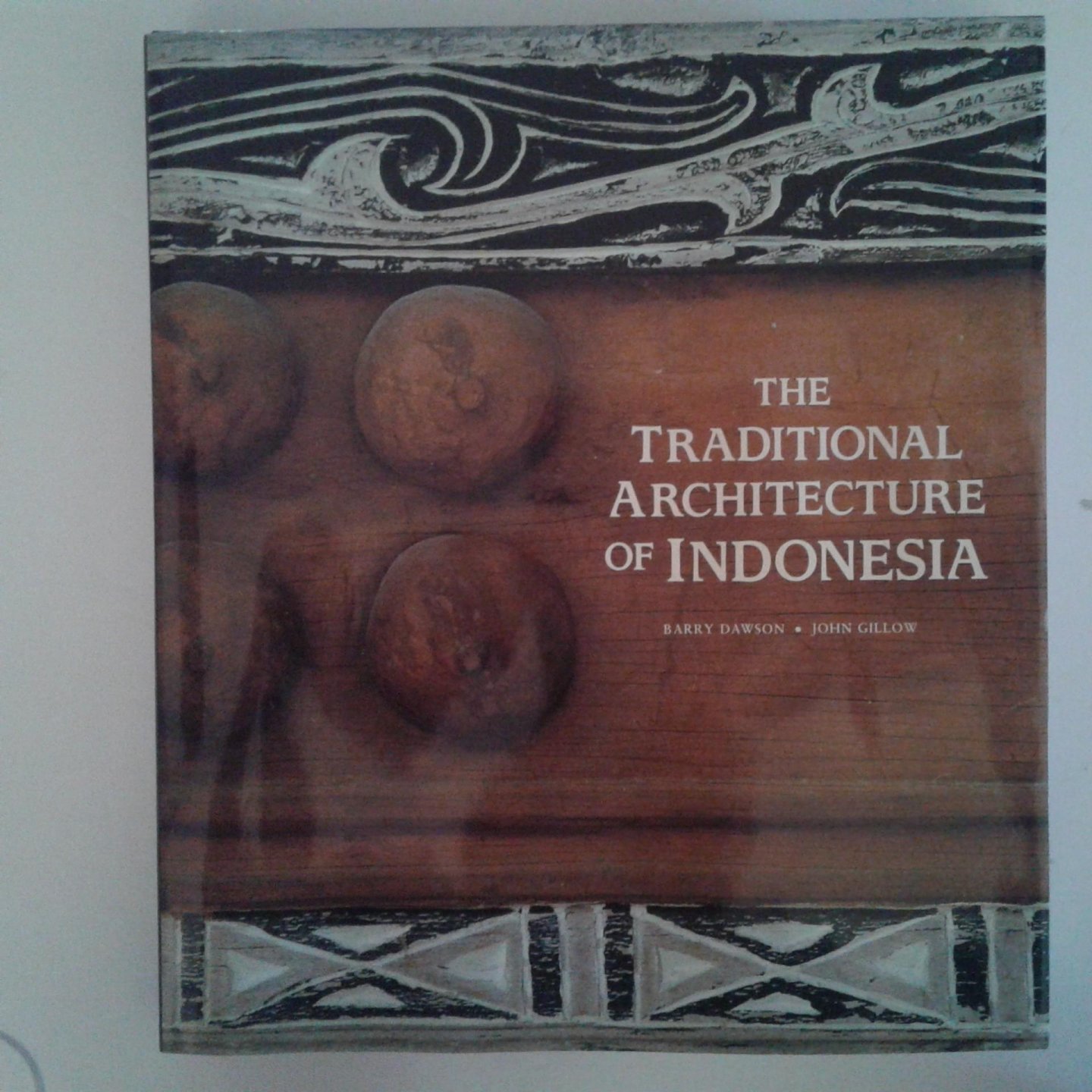 Dawson, Barry ; John Gillow - The Traditional Architecture of Indonesia