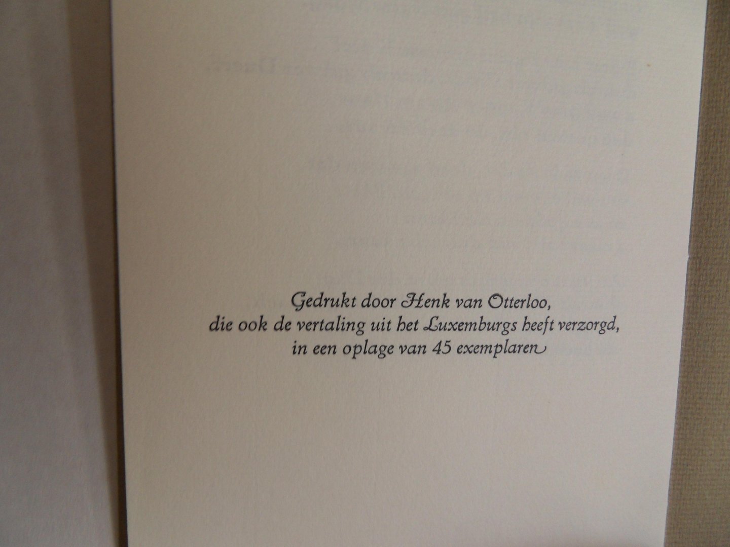 Reuland, Marcel. [ vertaling uit het Luxemburgs door de drukker Henk van Otterloo ]. - Den Zën Neklees-Chen. [ Sint-Nicolaas ]. - [ Beperkte oplage van 45 exemplaren ].