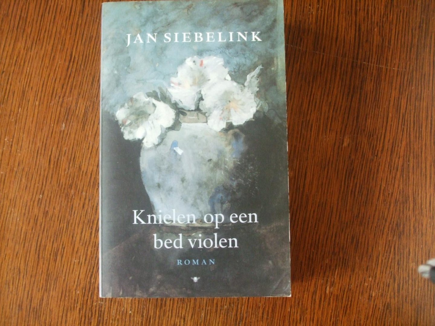 Siebelink, J. - Knielen op een bed violen