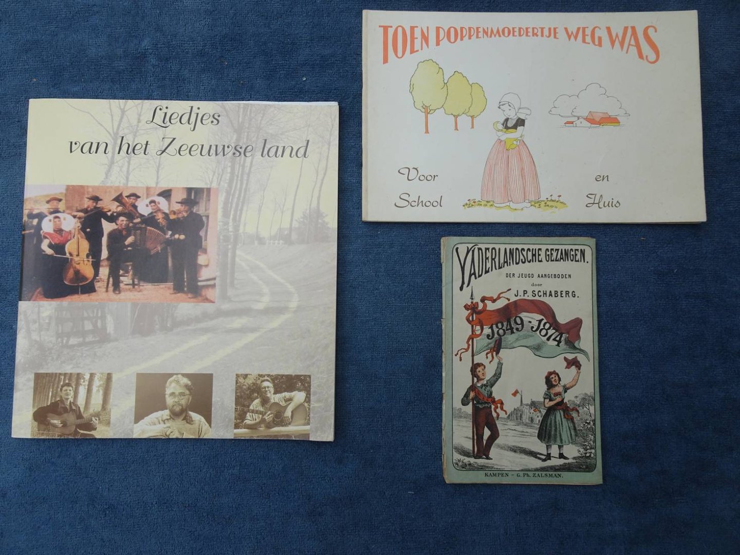 Schaberg, J.P., Inge Clemens, Greetje Bosch van Drakestein, et al. - Vaderlandsche gezangen voor school en huisgezin, bij gelegenheid van het zilveren Krooningsfeest van Z.M. Koning Willem III, der jeugd aangeboden/ Toen poppemoedertje weg was/ Liedjes van het Zeeuwse land. 3 boekjes met versjes en liedjes voor...