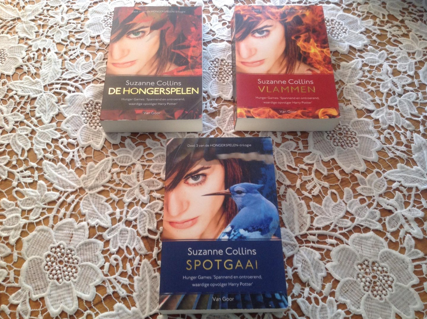 Collins, Suzanne - Spotgaai  Hongerspelen deel 3 met de andere twee delen.