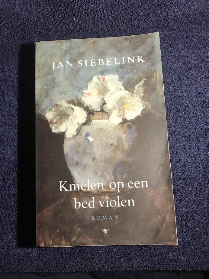 Siebelink, Jan. - Knielen op een bed violen