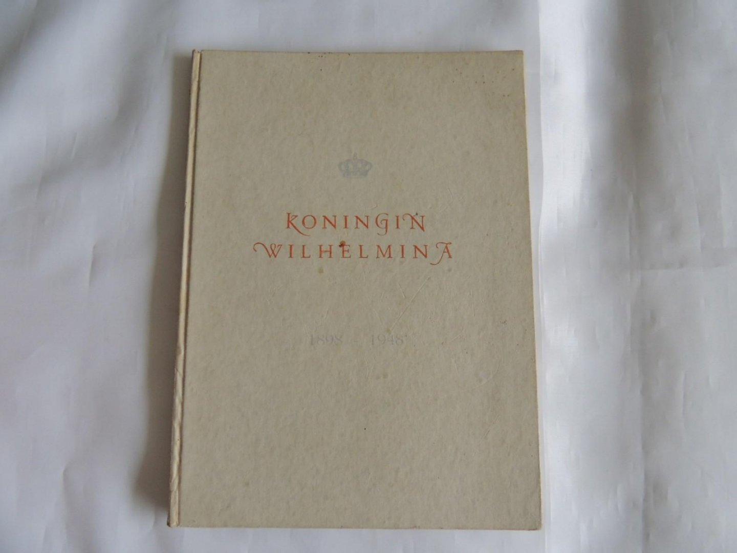 Keuls H.W.J.M. -- teekeningen Charles Roelofsz -- Susanne Heyneman /// J.W. Regeling / I. Mug - Aan onze Koningin. In het jaar der bevrijding 1945. Gedicht van H.W.J.M. Keuls. Teekeningen van Charles Roelofsz., Calligraphie van Susanne Heyneman. /// Koningin Wilhelmina 1898 - 1948