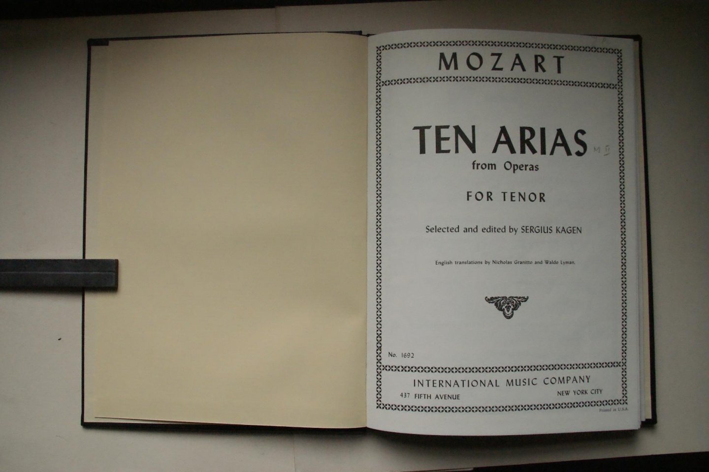 Mozart, Wolfgang Amadeus - Ten Arias from operas for Tenor selected and edited by Sergius Kage  no.1692  English translations by Nicholas Granitto and Waldo Lyman