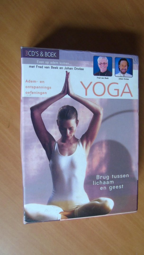 Beek, Fred van.; Onvlee, Johan. - Yoga. Brug tussen lichaam en geest. Adem- en ontspanningsoefeningen. 3 CD-s + boekje