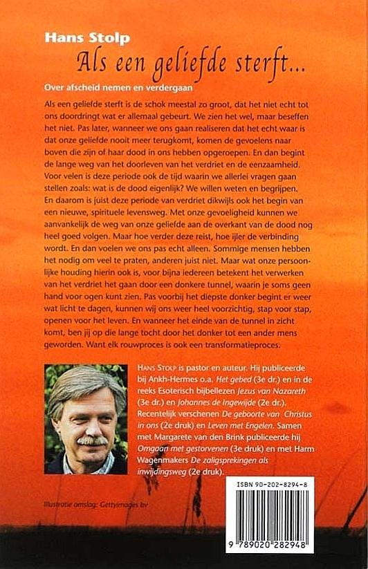 Stolp , Hans .  [ isbn 9789020282948 ] 0326 - Als  een  Geliefde  Sterft . ( Over afscheid nemen en verdergaan . ) - Als een geliefde sterft is de schok meestal zo groot, dat het niet echt tot ons doordringt wat er allemaal gebeurt. We zien het wel, maar beseffen het niet. Pas later, wanneer -