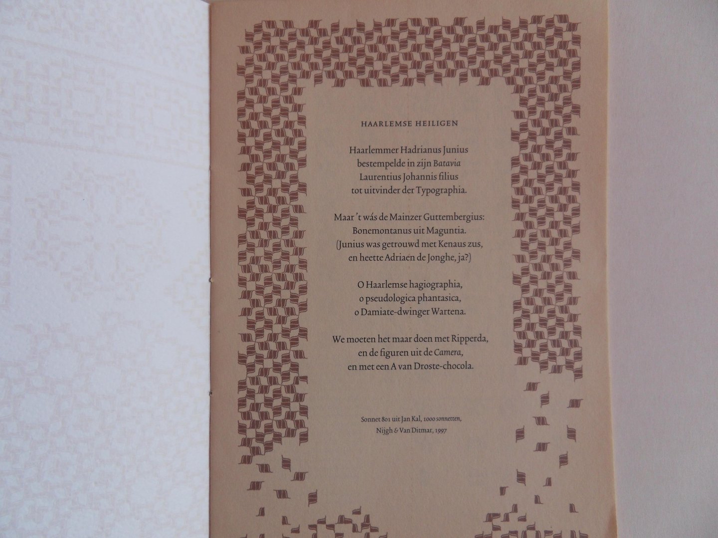 Does, Bram de. - Kaba-ornament. [ Koppermaandag-uitgave 2005 in een oplage van 500 exemplaren ]. [ Compleet met de aanbiedingsbrief ].