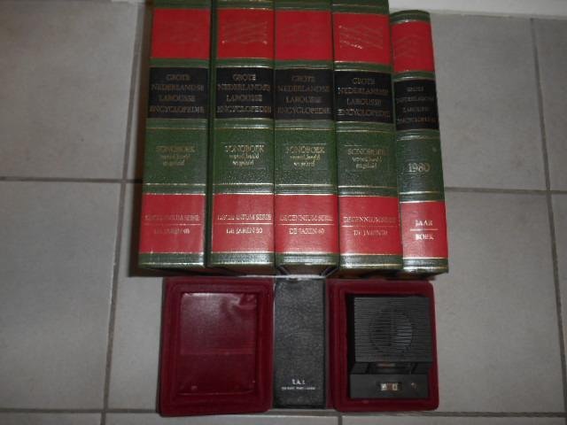div. auteurs. - Grote Ned. Larousse encyclopedie,de jaren 40,50,60,70 en het jaarboek 1980 Sonoboek woord,beeld en geluid