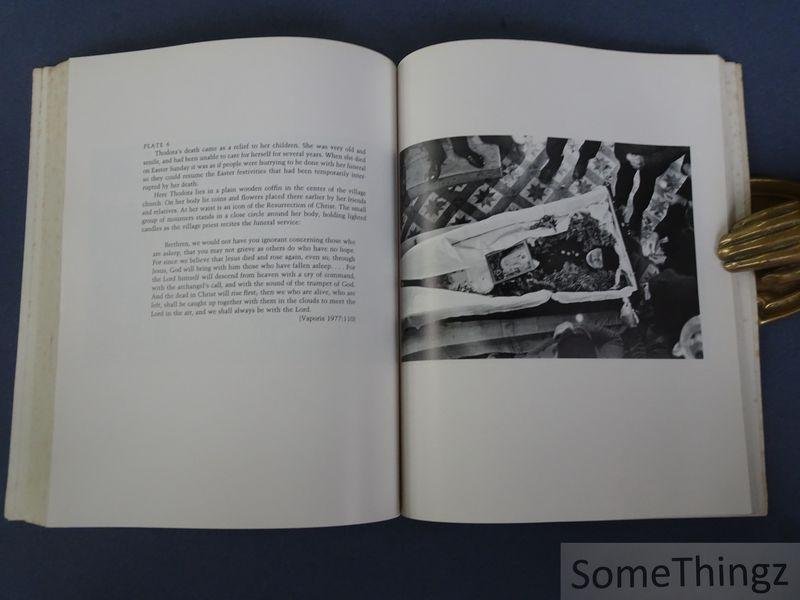 Loring M. Danforth / Alexander Tsiaras (photo.). - The Death Rituals of Rural Greece.