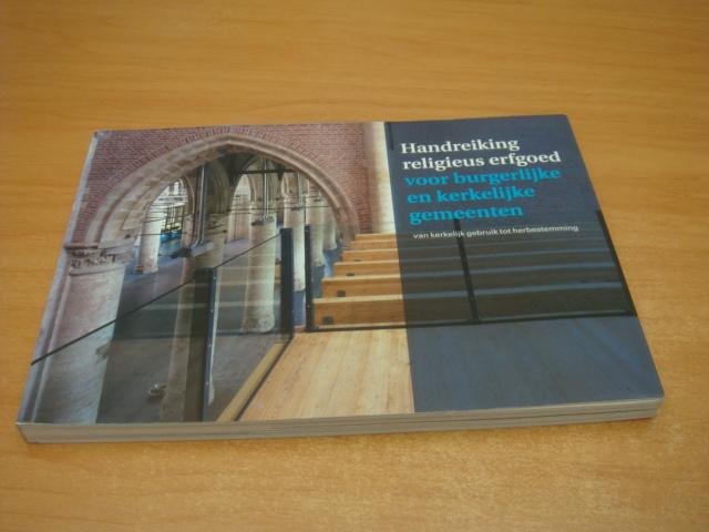 Beusekom, Jan Willem van  e.a - Handreiking Religieus erfgoed voor burgerlijke en kerkelijke gemeenten - van kerkelijk gebruik tot herbestemming
