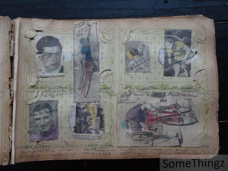 Anon. - Scrapbook / verzamelalbum / oud postkaartenalbum met talrijke krantenknipsels van wielrenners (jaren '40-'50-'60).
